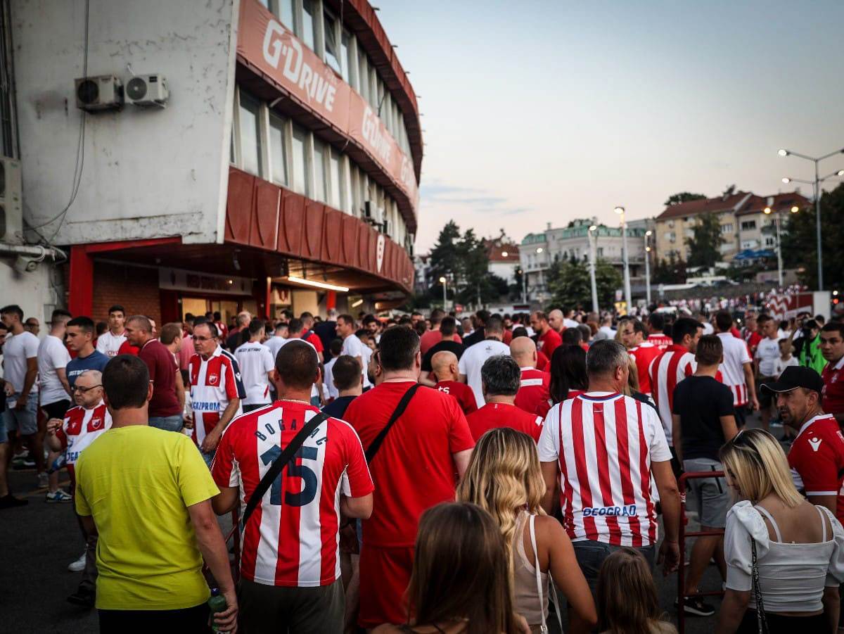 Crvena Zvezda, Navijači, Dresovi (8).jpg