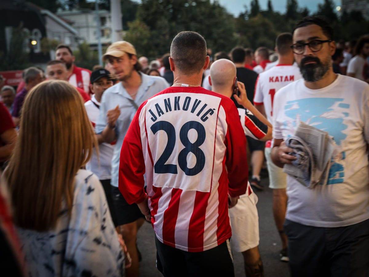 Crvena Zvezda, Navijači, Dresovi (9).jpg