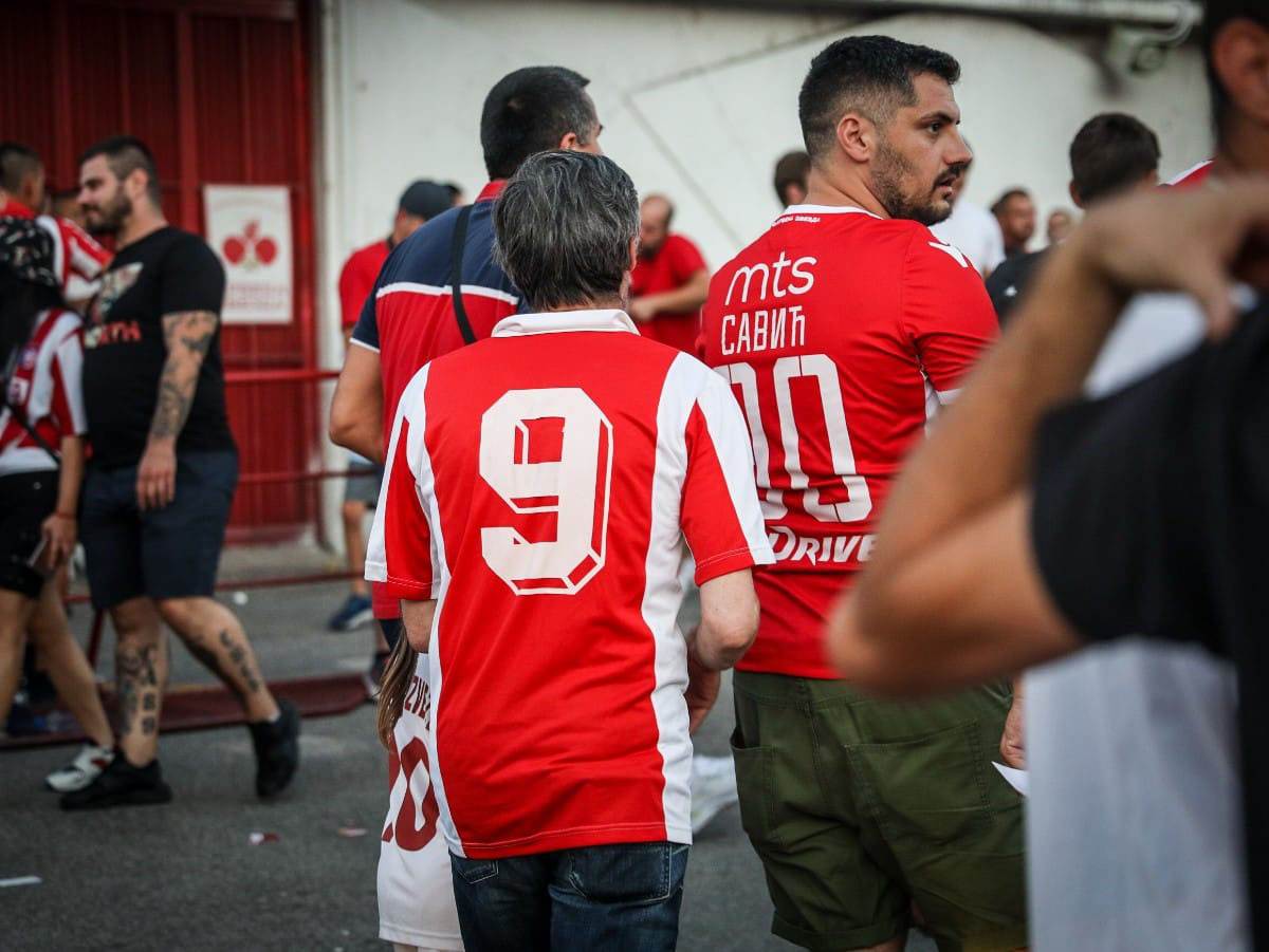Crvena Zvezda, Navijači, Dresovi (10).jpg