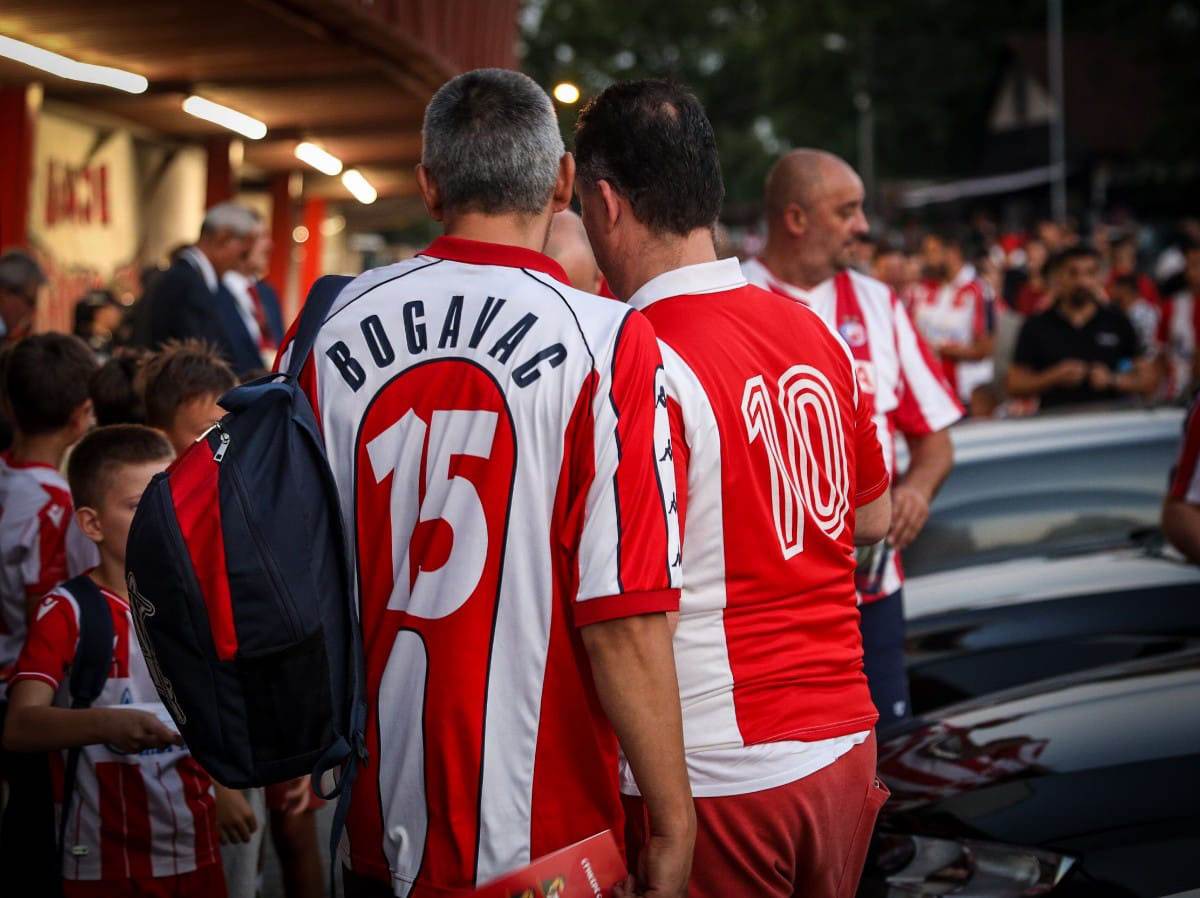 Crvena Zvezda, Navijači, Dresovi (13).jpg