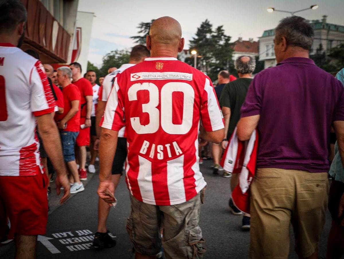 Crvena Zvezda, Navijači, Dresovi (14).jpg