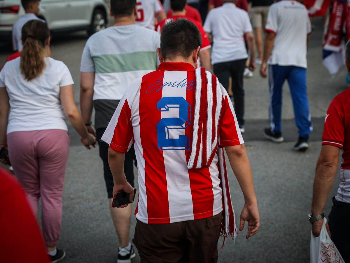 Crvena Zvezda, Navijači, Dresovi (15).jpg