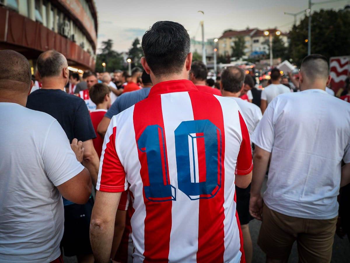 Crvena Zvezda, Navijači, Dresovi (18).jpg