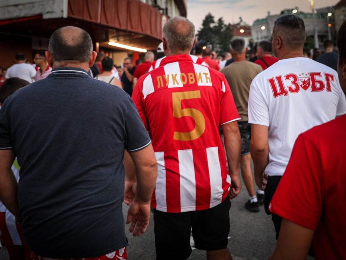 Crvena Zvezda, Navijači, Dresovi (19).jpg