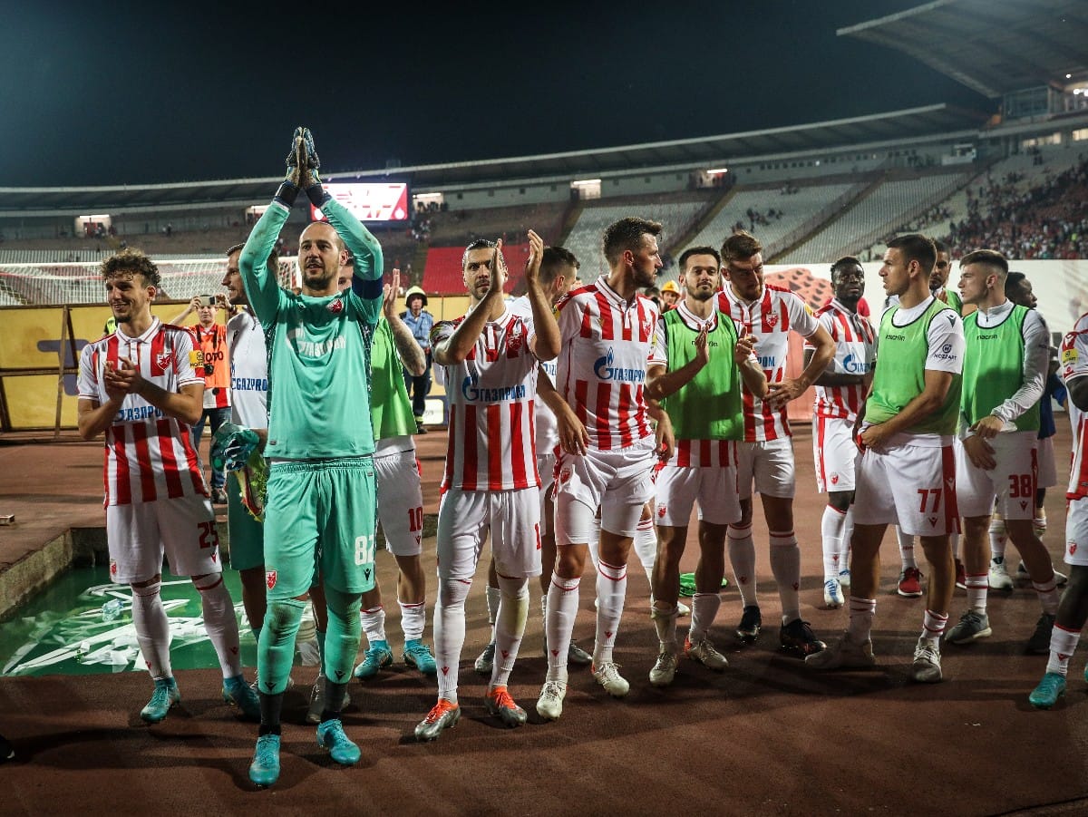 Fudbaleri zvezde slave pobedu sa delijama (1).jpeg