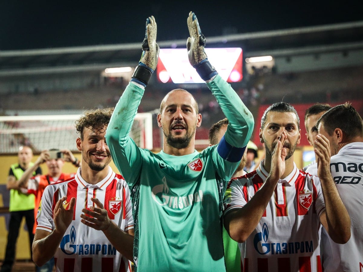 Fudbaleri zvezde slave pobedu sa delijama (2).jpeg