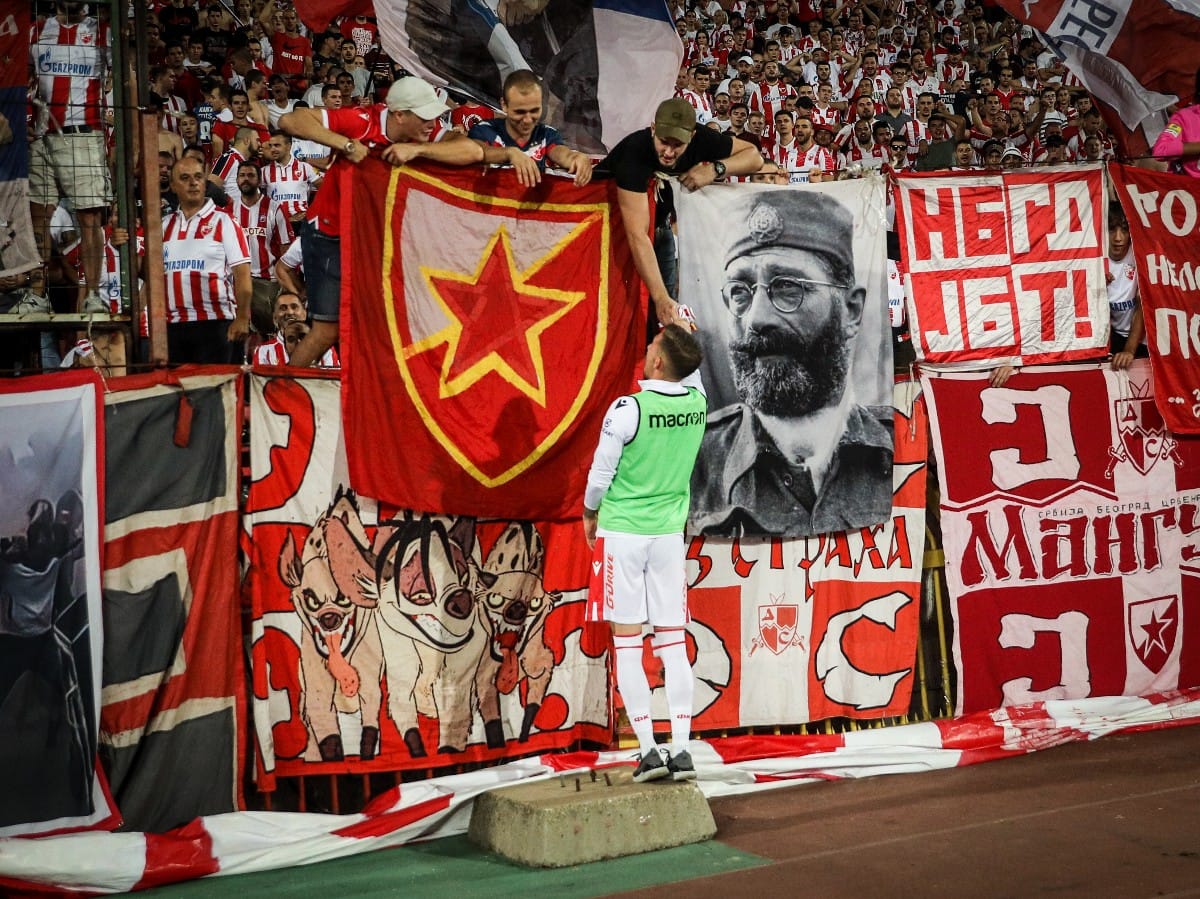 Fudbaleri zvezde slave pobedu sa delijama (3).jpeg