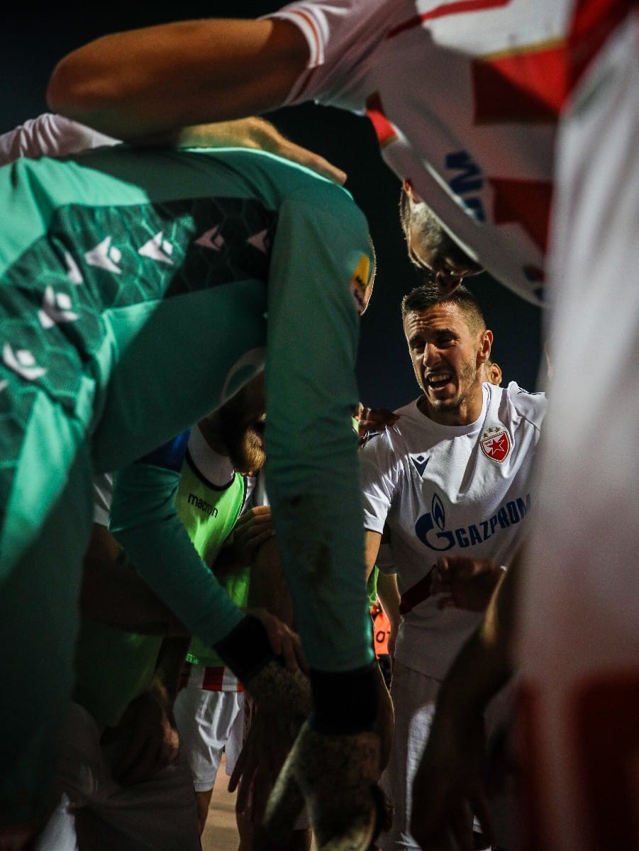 Fudbaleri zvezde slave pobedu sa delijama (5).jpeg