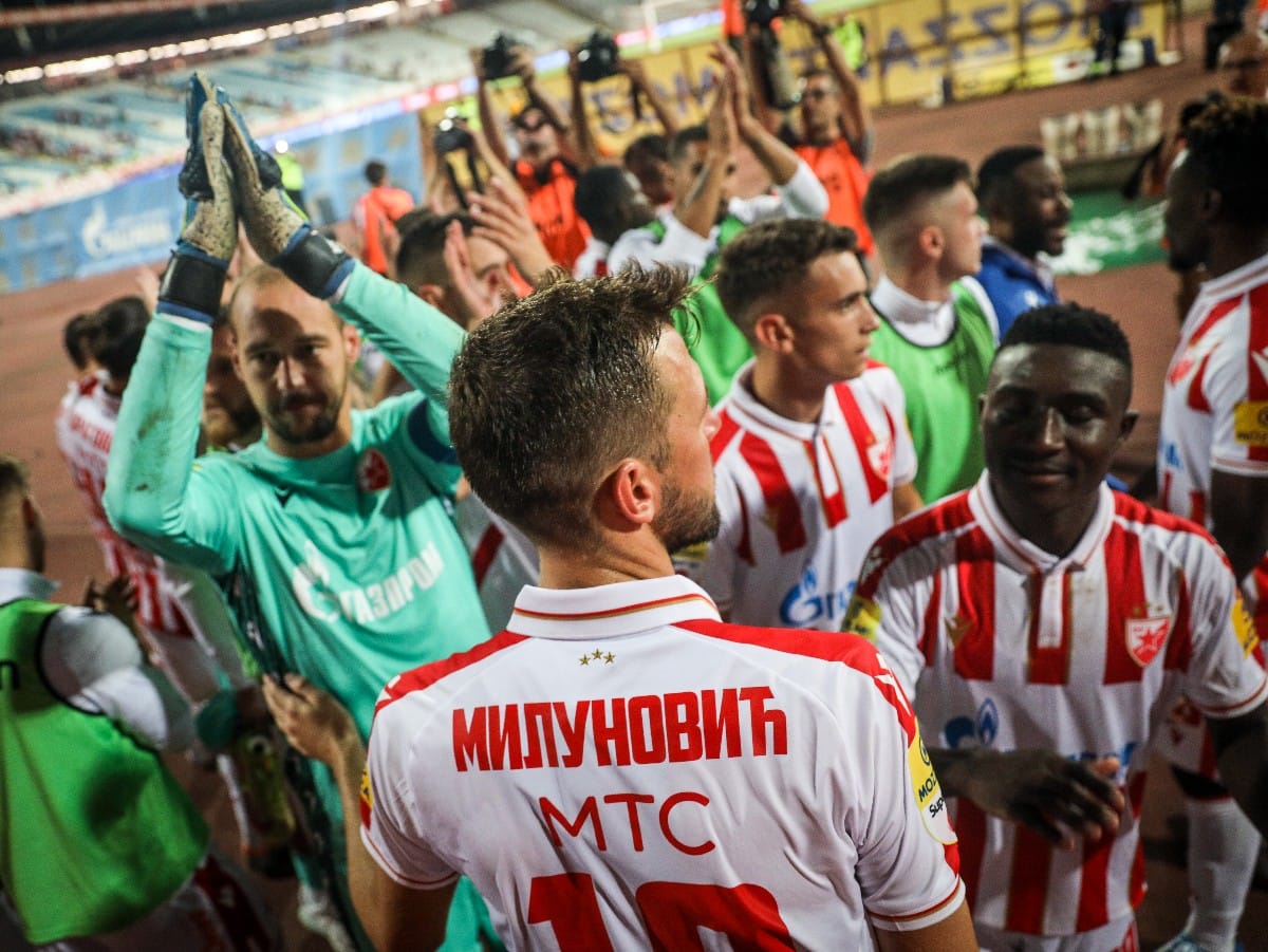 Fudbaleri zvezde slave pobedu sa delijama (6).jpeg