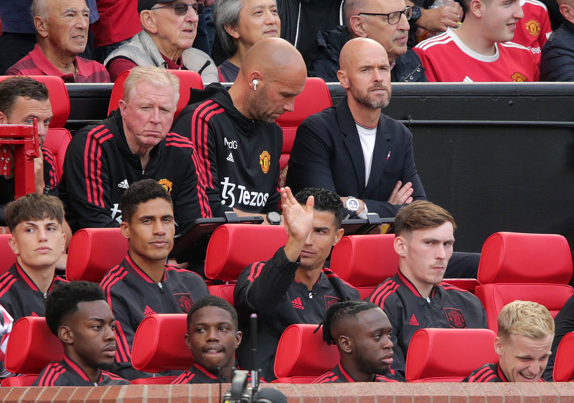 Kristijano Ronaldo gleda rasulo Mančester junajteda