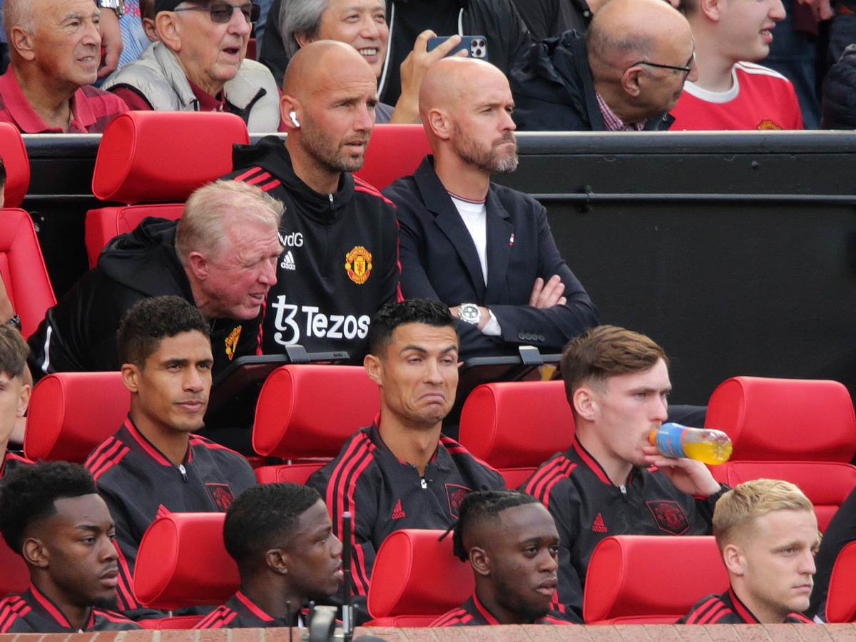 Kristijano Ronaldo gleda rasulo Mančester junajteda