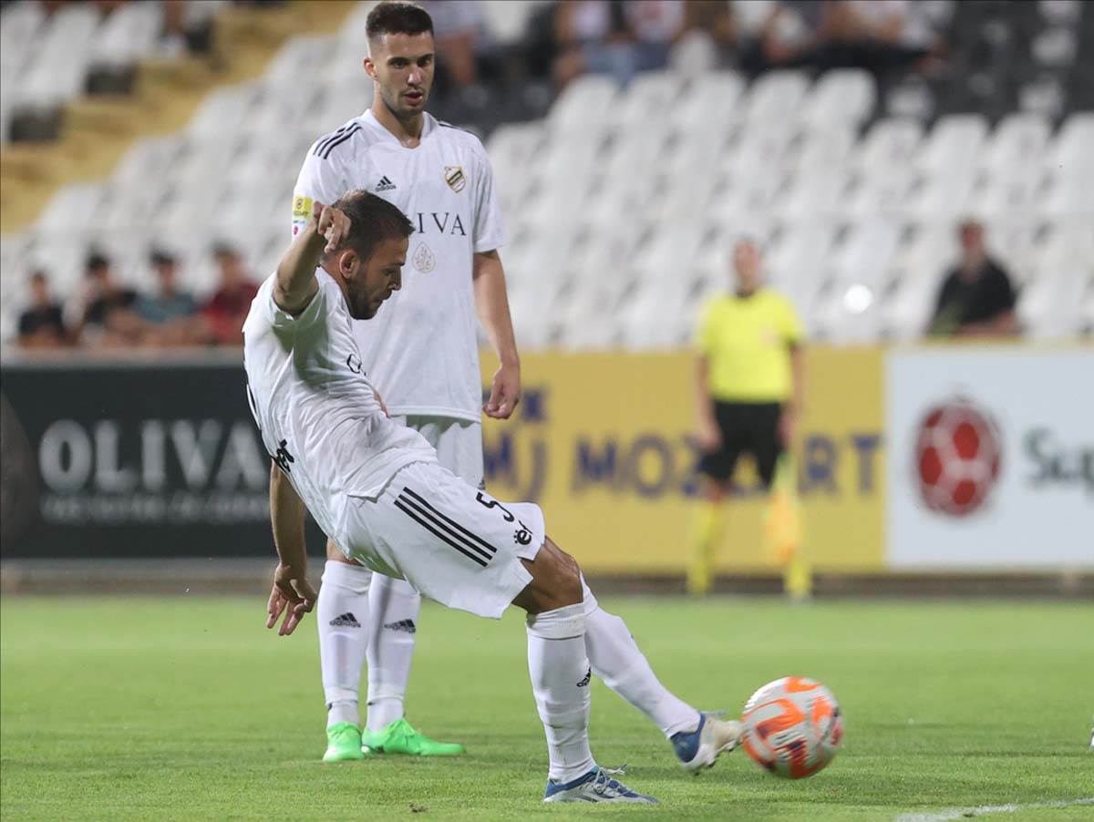 Luka Jović gleda Superligu Čukarički Spartak