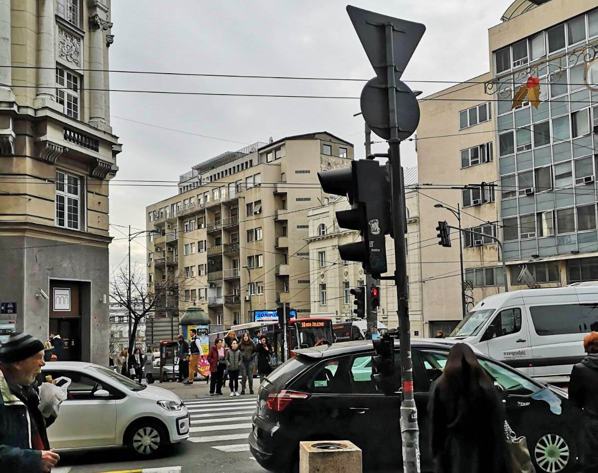 Nepropisno postavljena saobracajna signalizacija (7).jpg