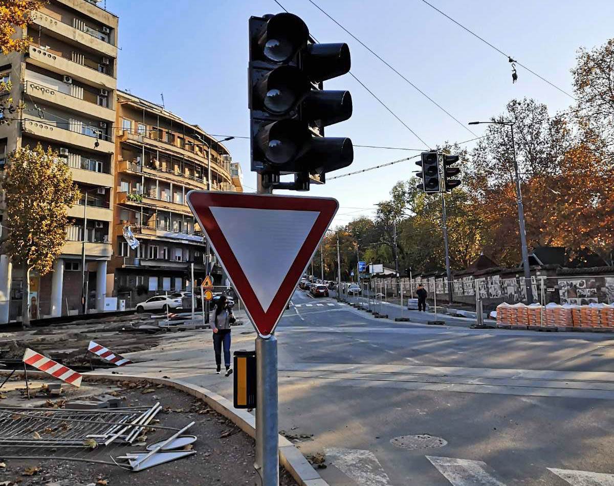 Nepropisno postavljena saobracajna signalizacija (1).jpg