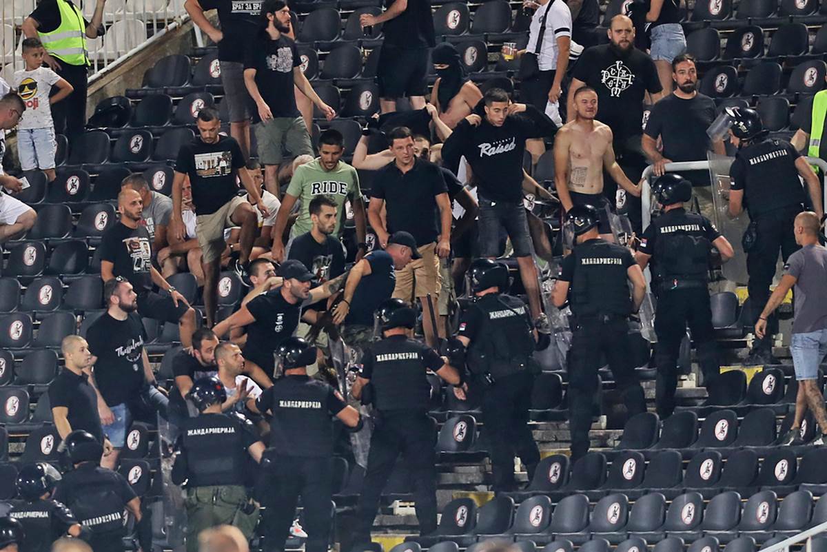 Navijači Partizana skandiraju Uprava napolje