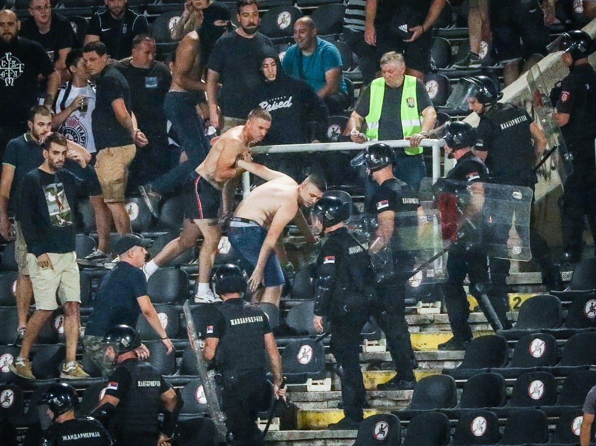 Navijači Partizana skandiraju Uprava napolje