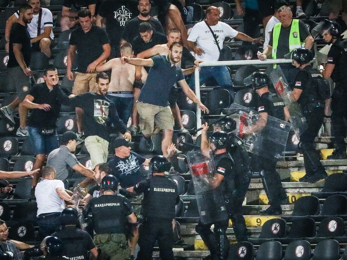 Navijači Partizana skandiraju Uprava napolje