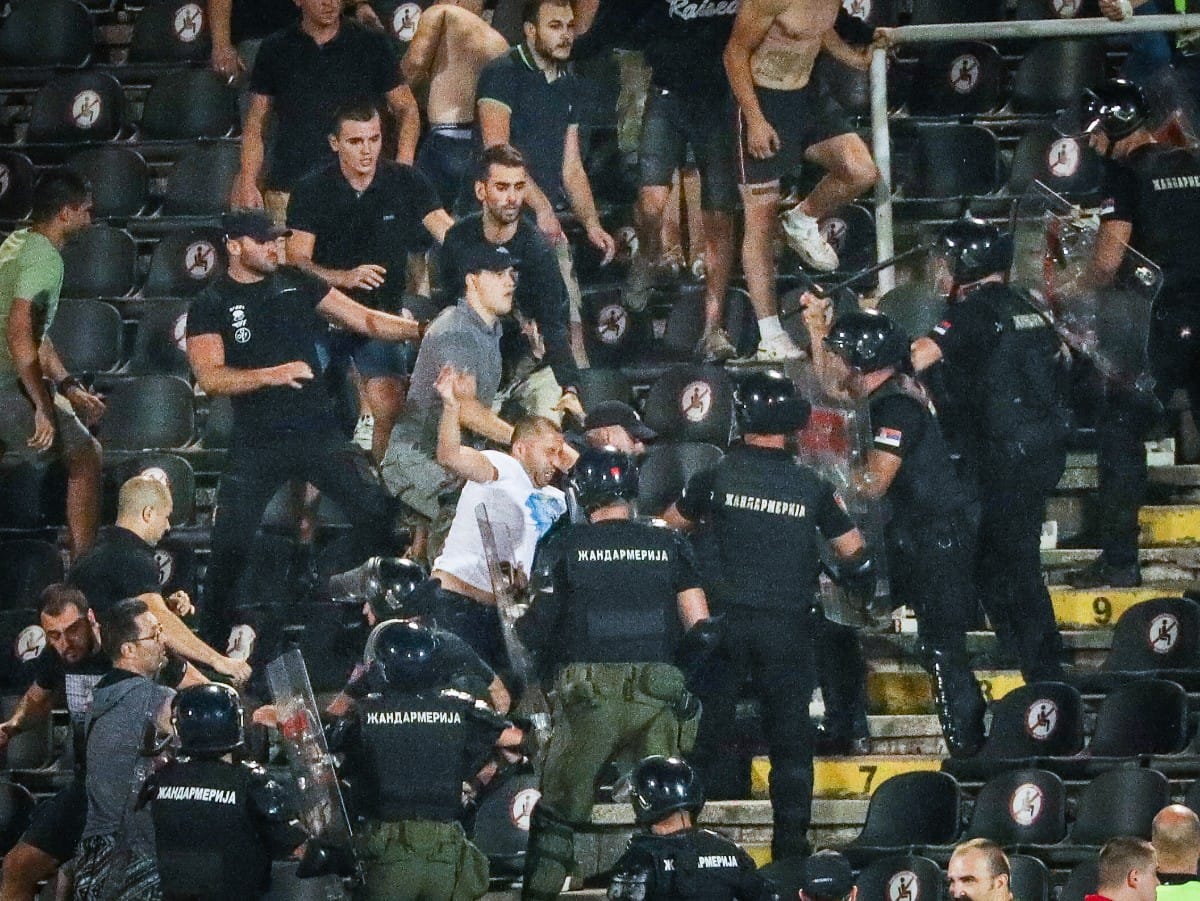 Navijači Partizana skandiraju Uprava napolje