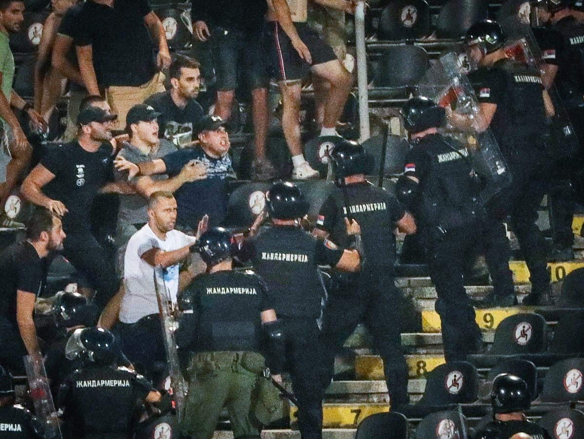 Navijači Partizana skandiraju Uprava napolje