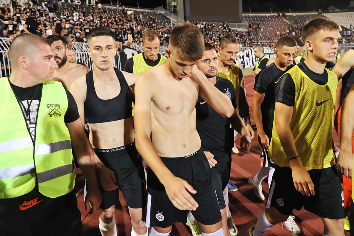 Igraci pred navijacima Partizana (2).JPG