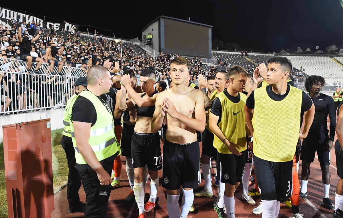 Igraci pred navijacima Partizana (7).jpg