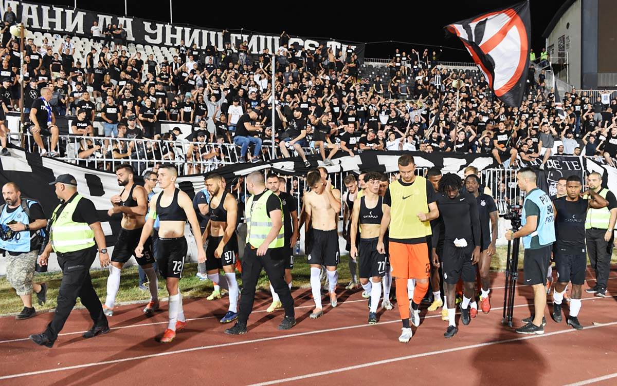 Igraci pred navijacima Partizana (8).jpg