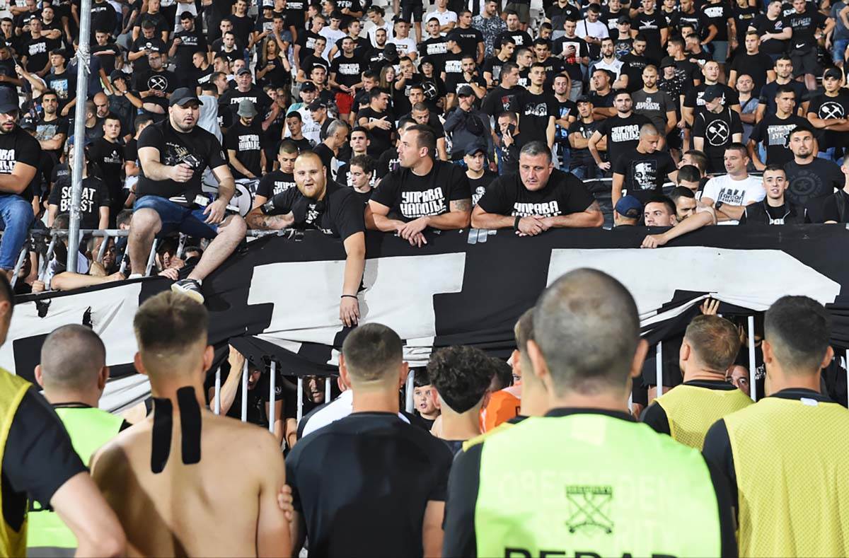 Igraci pred navijacima Partizana (9).jpg