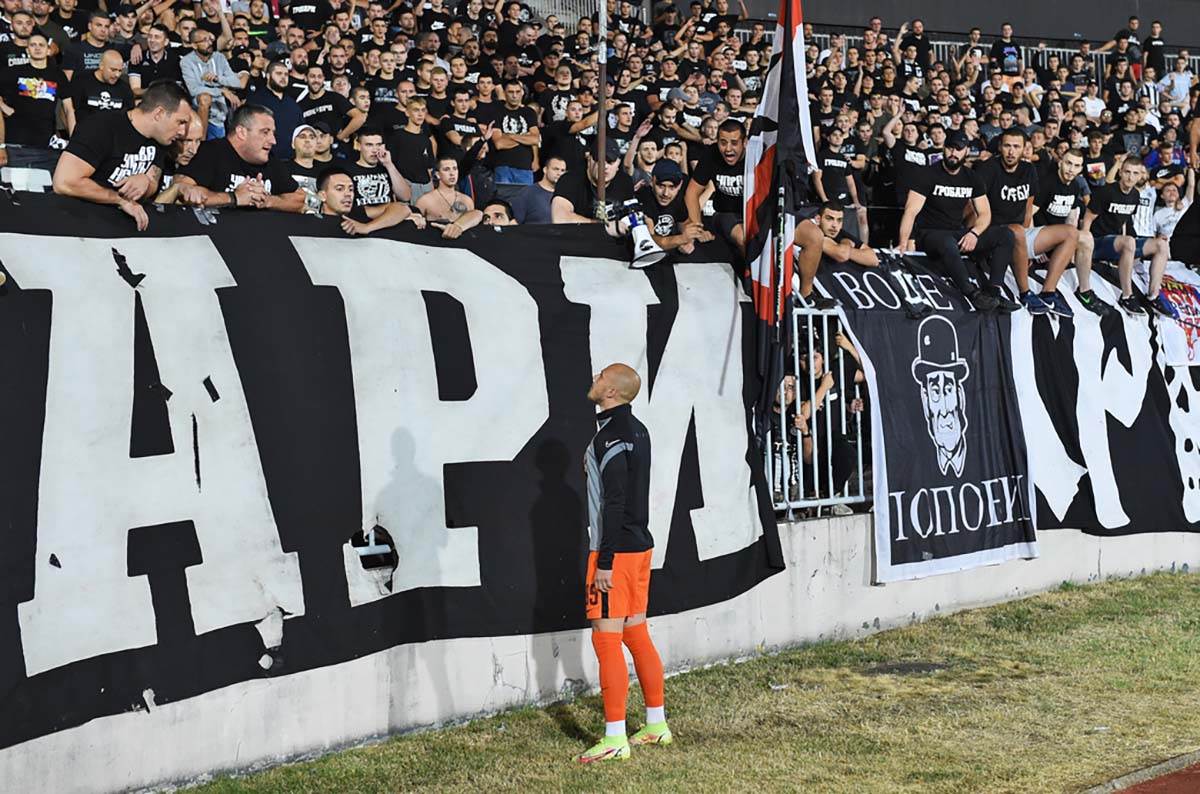 Igraci pred navijacima Partizana (6).jpg