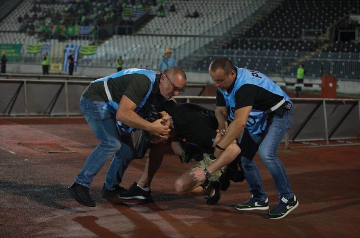 Tuca forografa i navijaca (3).jpg