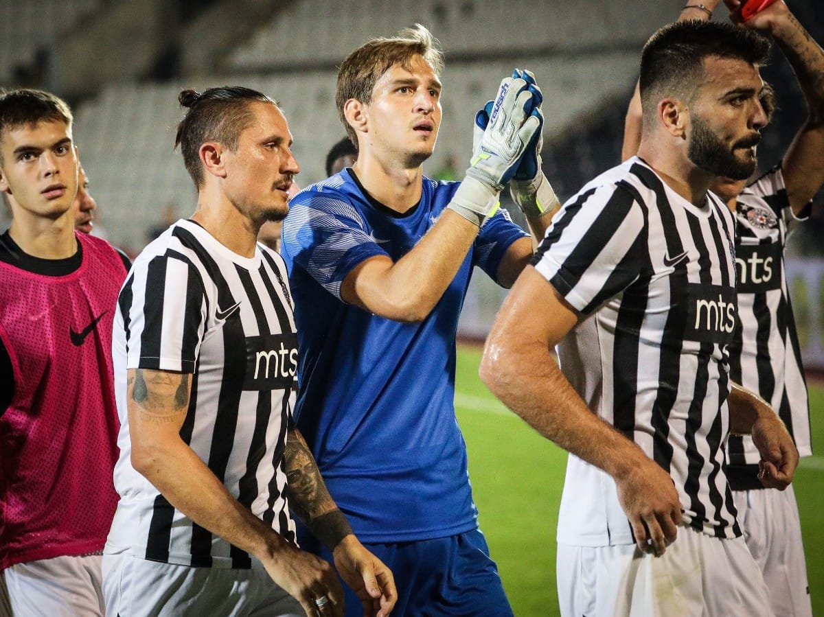 Fudbaleri Partizana pozdravili grobare na jugu (1).jpeg