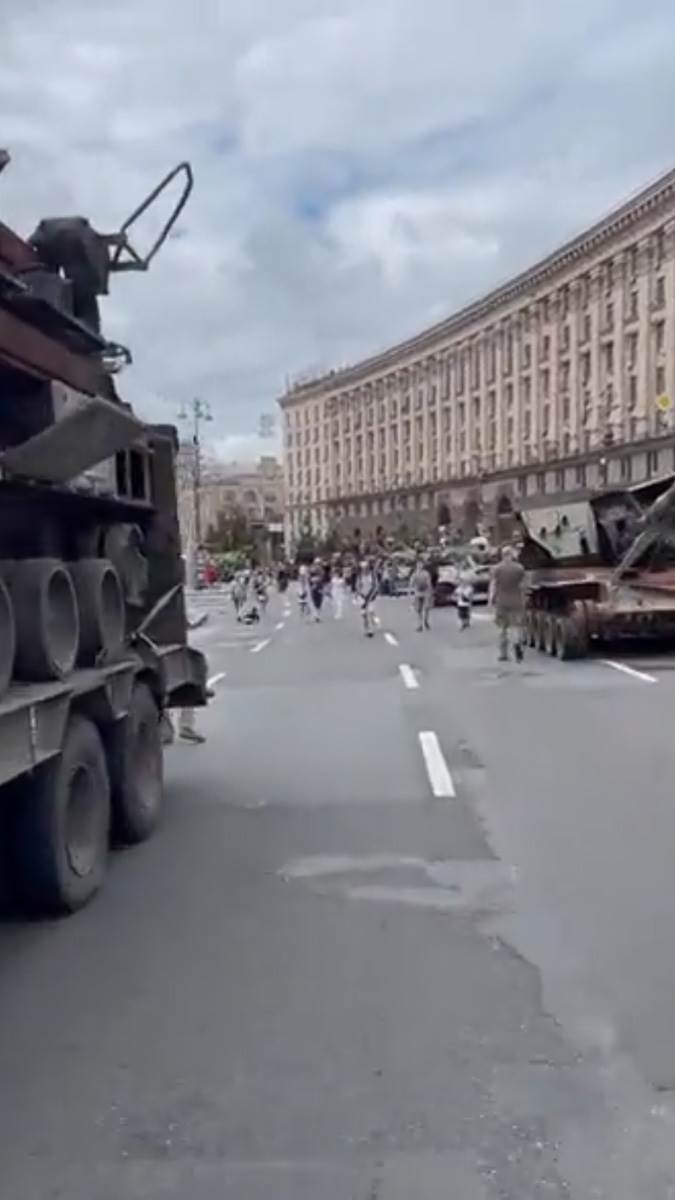 vojna parada u ukrajini.jpg