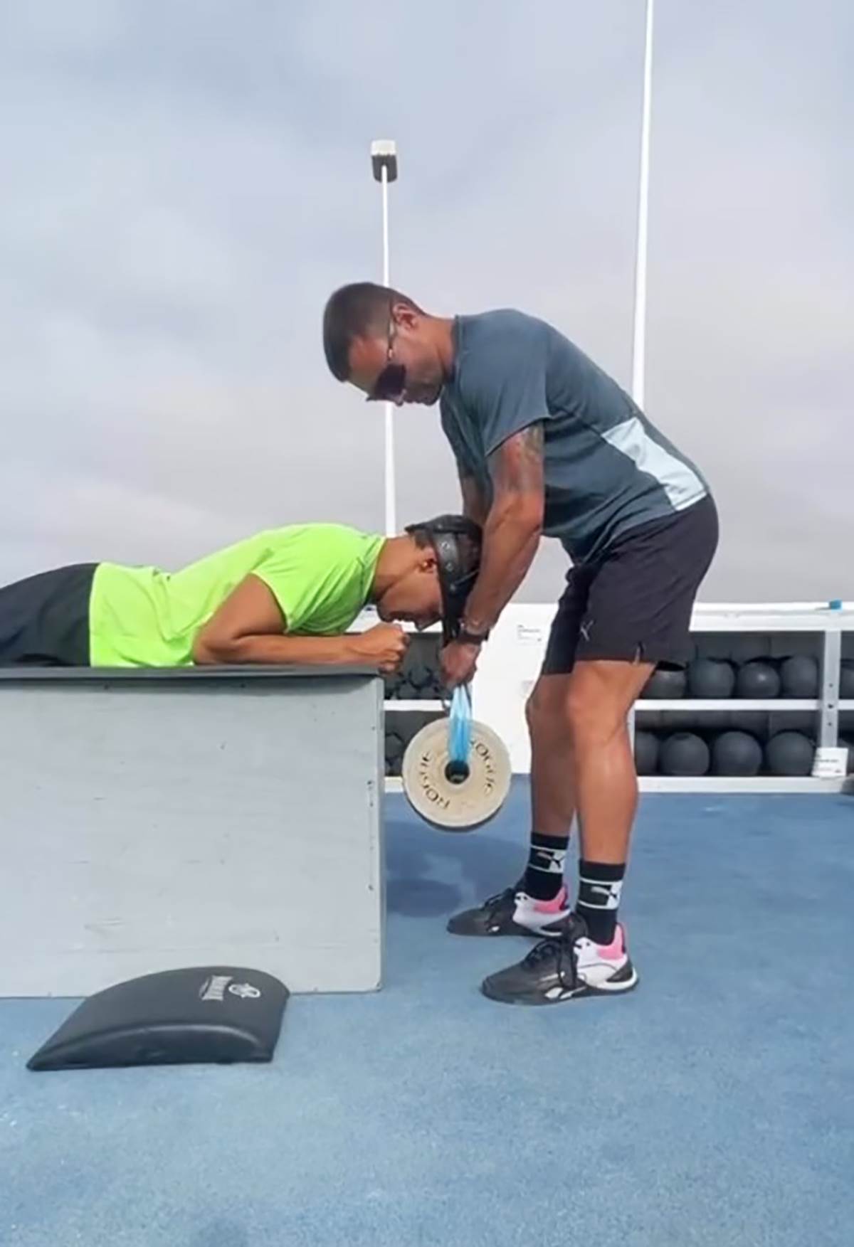 Drzi tegove glavom (4).jpg