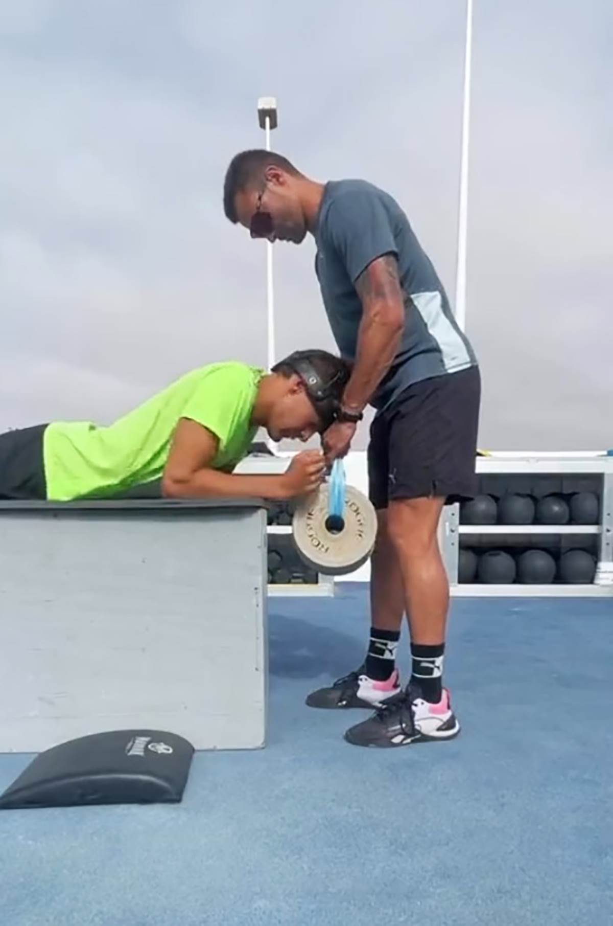 Drzi tegove glavom (5).jpg