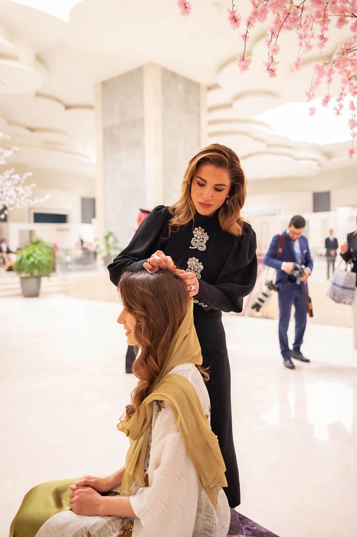 Kraljica Ranija na veridbi sina (2).jpg