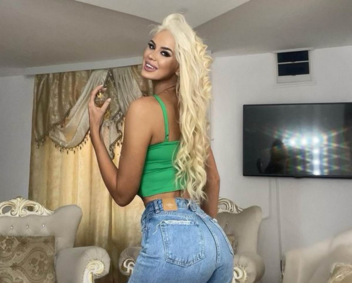 Ana Grozdanović u miniću