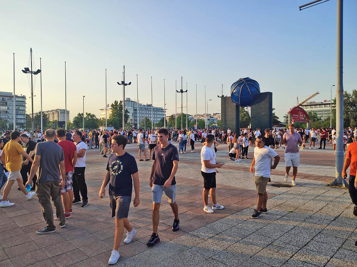 Već redovi pred Arenom, navijači čekaju da uđu (3).jpeg