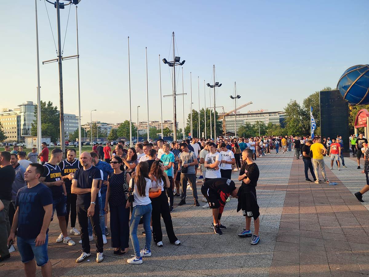 Već redovi pred Arenom, navijači čekaju da uđu (4).jpeg