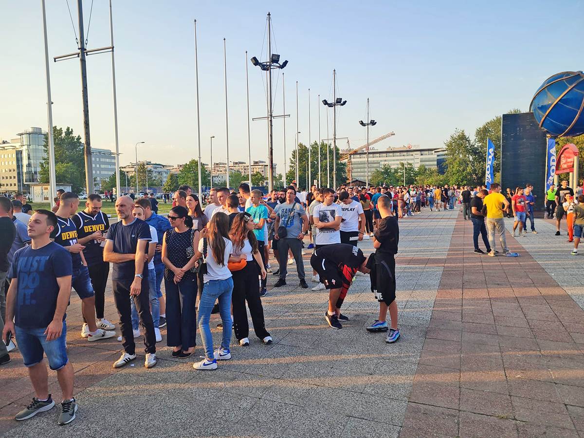 Već redovi pred Arenom, navijači čekaju da uđu (5).jpeg