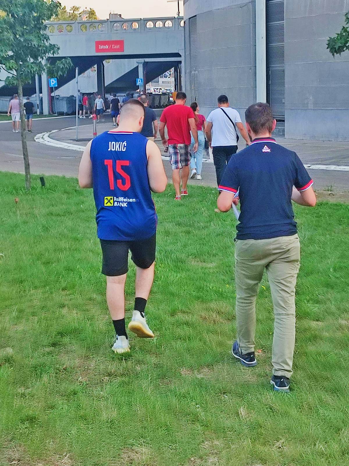 Već redovi pred Arenom, navijači čekaju da uđu (1).jpeg