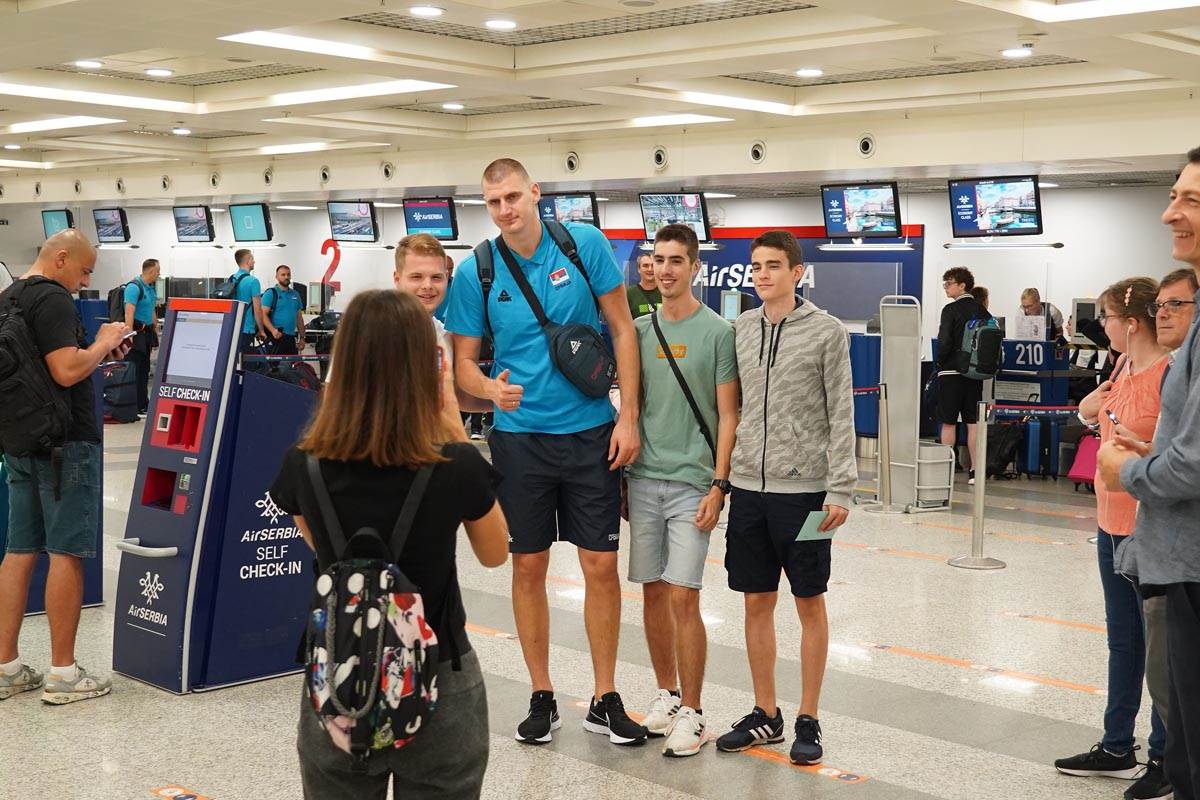 košarkaši srbije odlazak na ep aerodrom  (1).jpg
