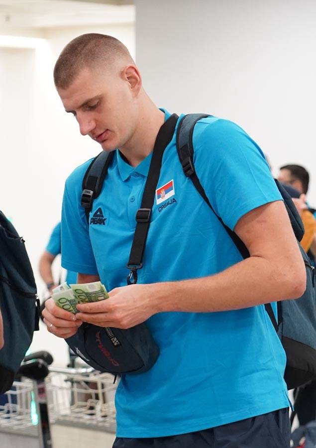 Nikola Jokić broji evre na aerodromu