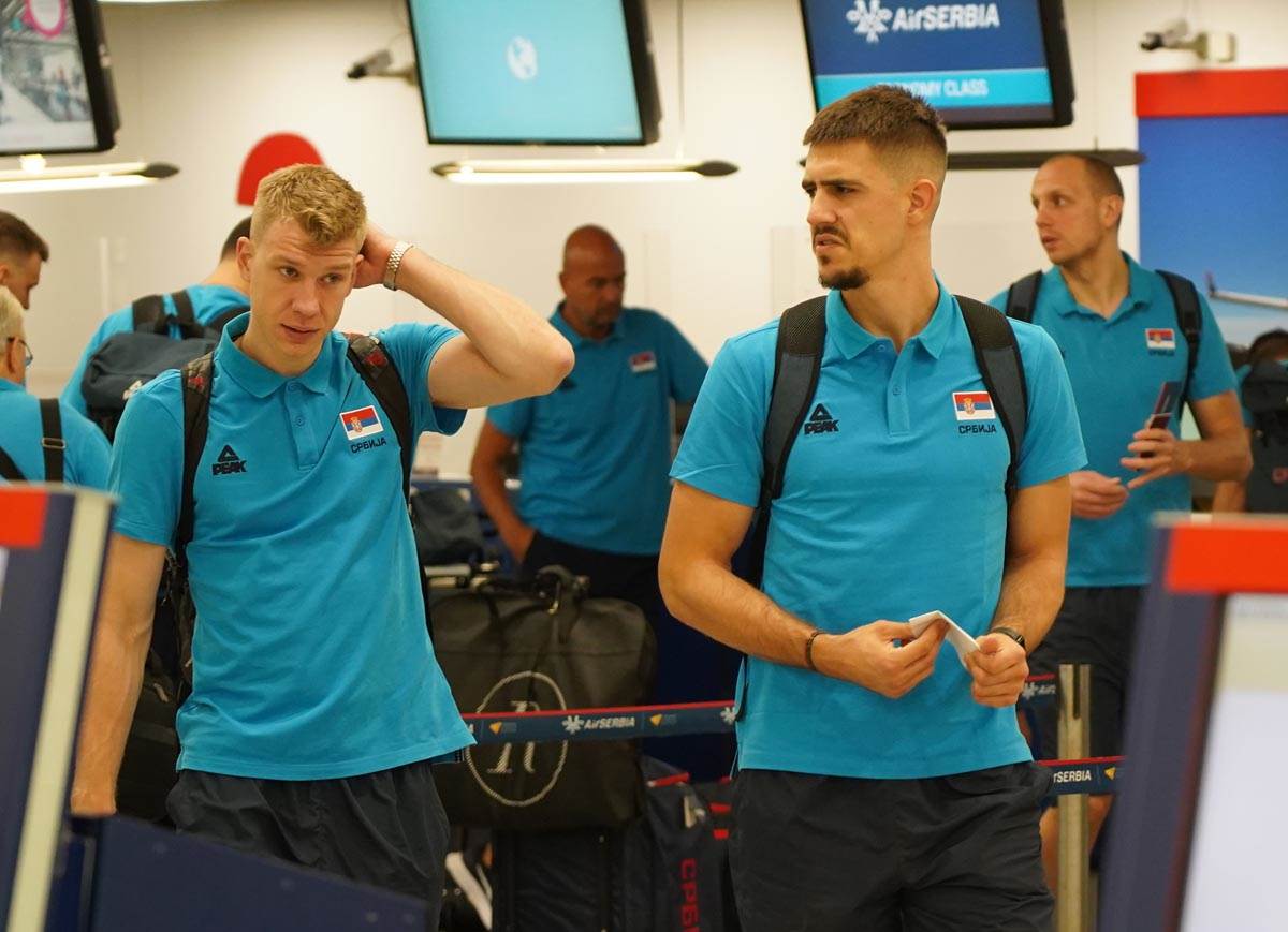 košarkaši srbije odlazak na ep aerodrom  (6).jpg