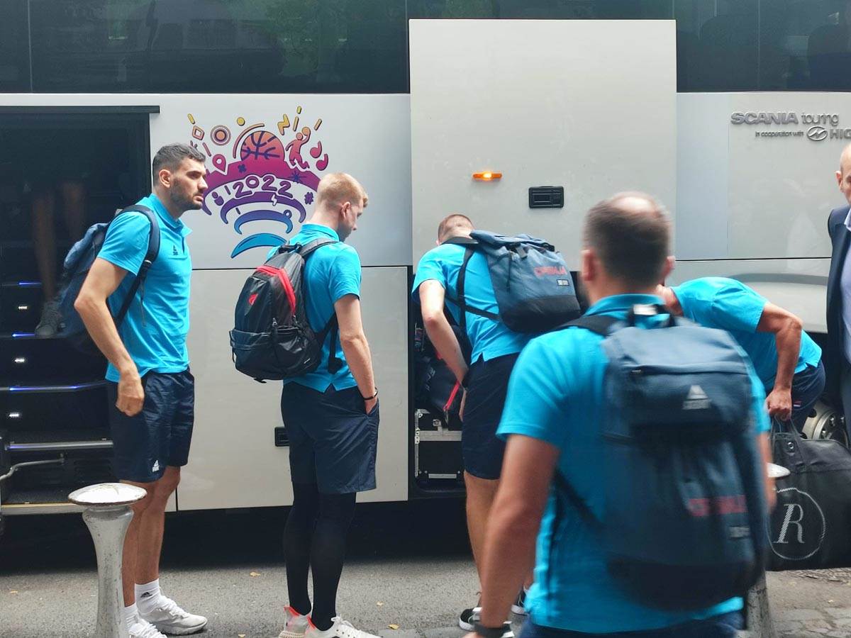 košarkaši stigli u prag  (2).jpg