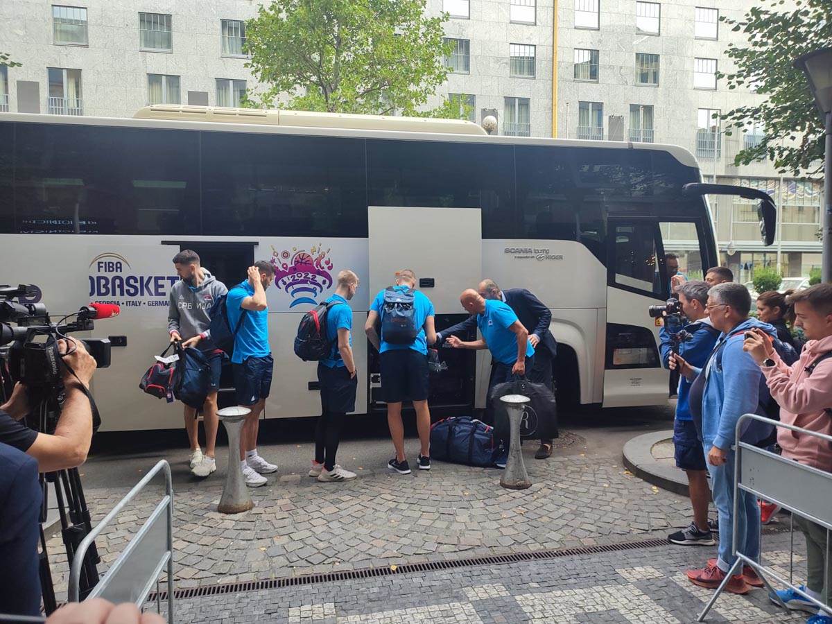 košarkaši stigli u prag  (3).jpg