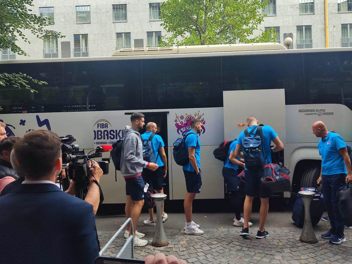 košarkaši stigli u prag  (5).jpg