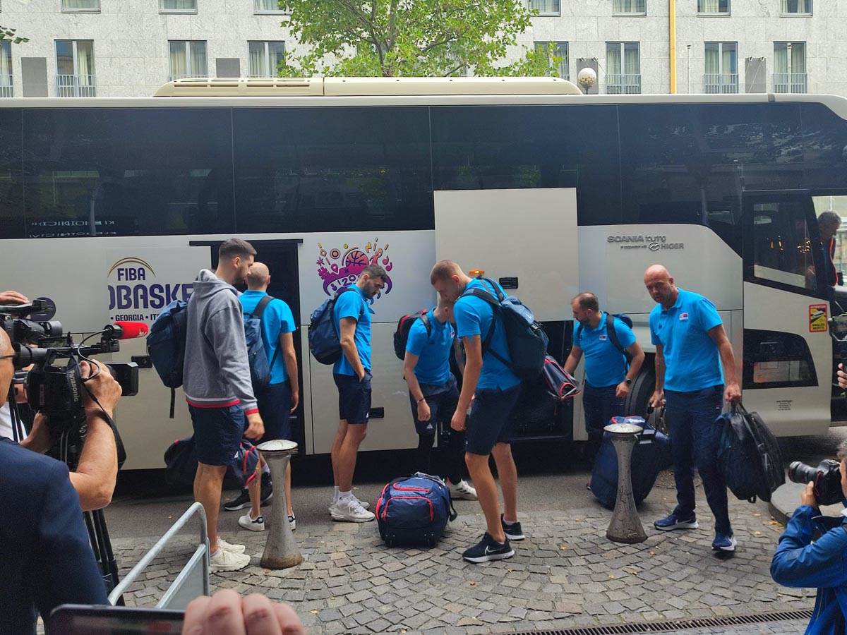 košarkaši stigli u prag  (6).jpg