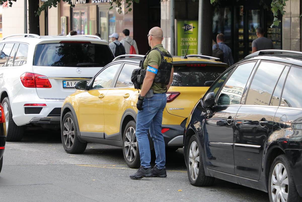 duge cevi ispred hotela  (3).jpg