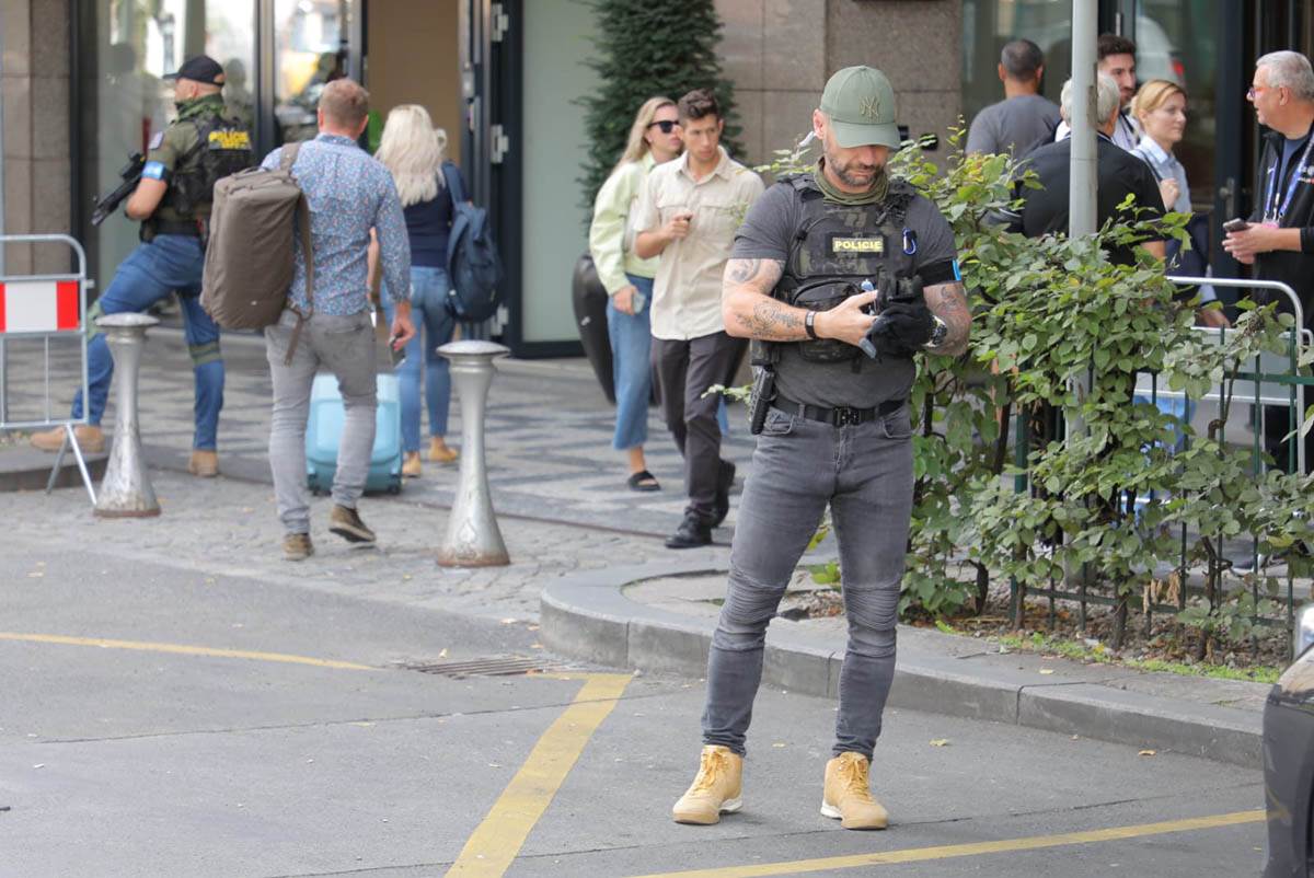 duge cevi ispred hotela  (4).jpg