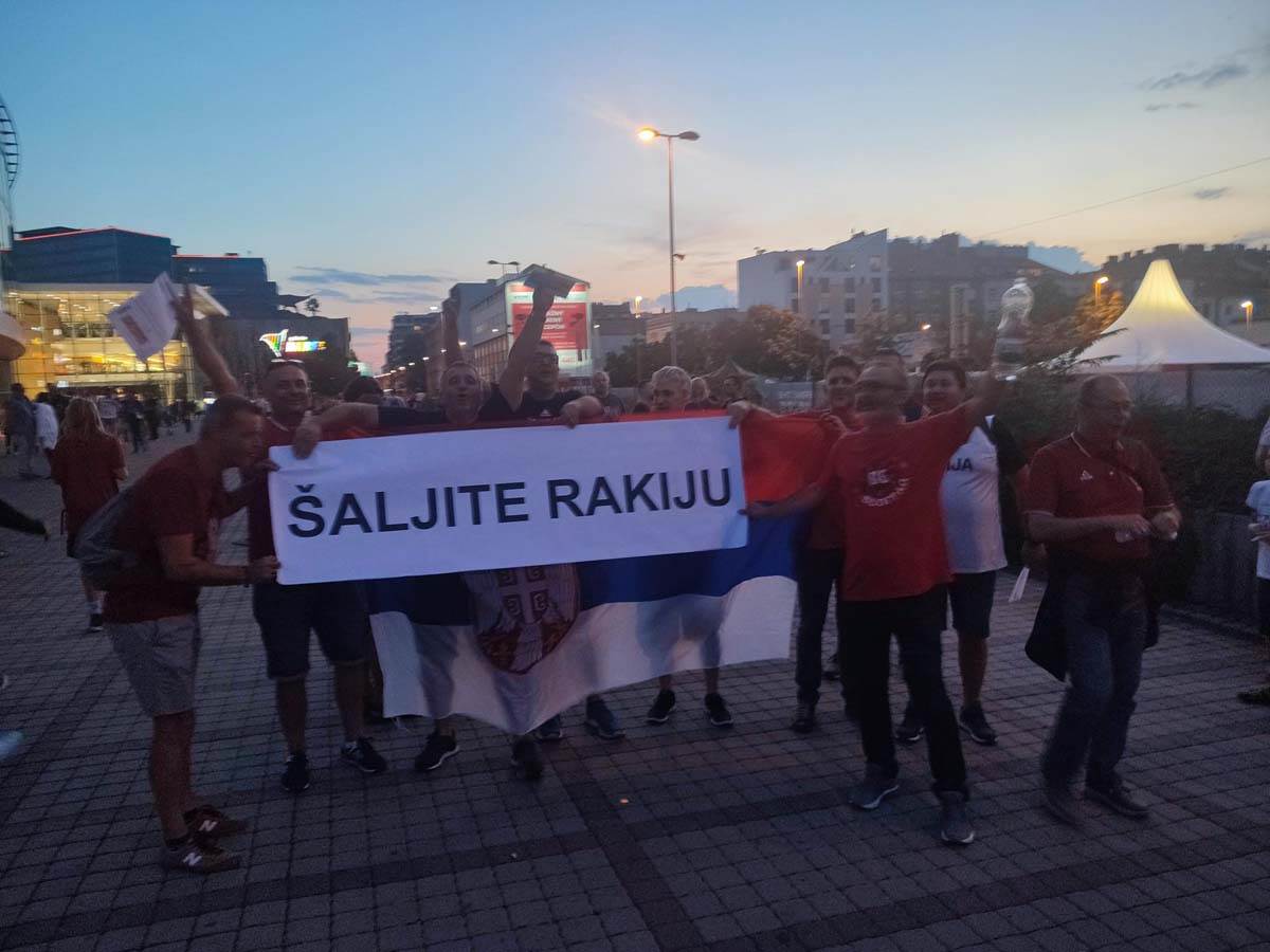 Šaljite Rakiju Navijači  (4).jpg