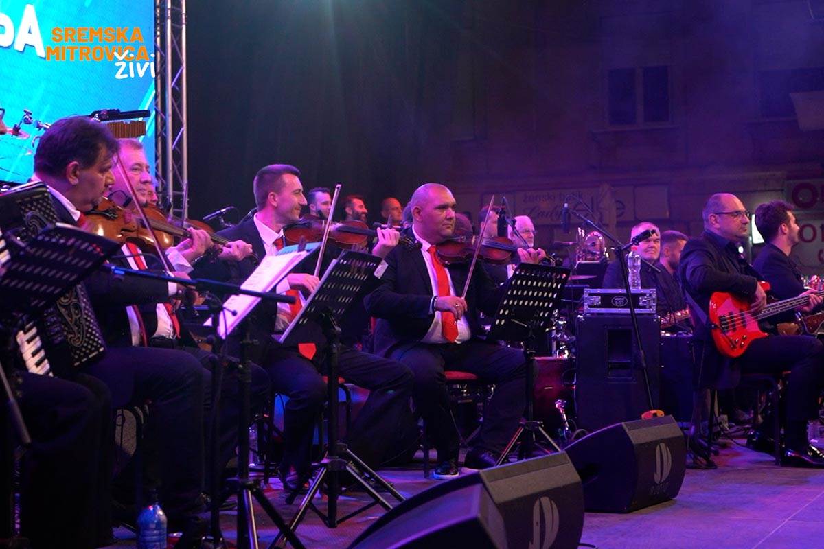 - 16x9.00_00_20_07.Still027.jpg